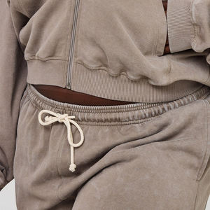 Nouvel ensemble 2 pièces élégant pour femme : sweat à capuche court en molleton bouclette à épaules tombantes, manches courtes, fermeture éclair unie et ourlet brut, avec short à entrejambe bas - Product Image 6