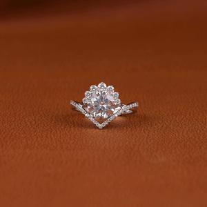 Anillo de Compromiso de Oro Blanco de 14K con Halo Redondo de Moissanita VVS1 Color D, Anillo Nupcial con Corona Floral para Mujer - Product Image 1