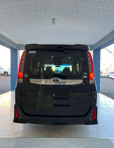 Toyota Noah Van Usada en Buen Estado, Opciones de Transmisión Automática y Manual, Asientos de Cuero, Neumáticos R17, Combustible Gasolina, en Venta - Product Image 6