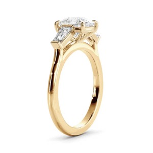 Élégante bague de fiançailles à trois pierres en or blanc 14 carats avec émeraude et diamant de laboratoire en forme de poire 2,40 CT - Product Image 3