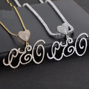 Pendentif de luxe en argent 925 personnalisé avec nom de PDG, lettre cursive et cœur en moissanite glacée - Product Image 4