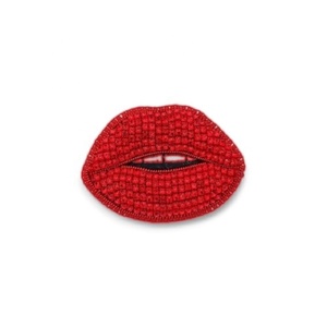 Broche de labios rojos con dientes bordado a mano y broche de moda con cuentas de alambre de lingotes - Product Image 1
