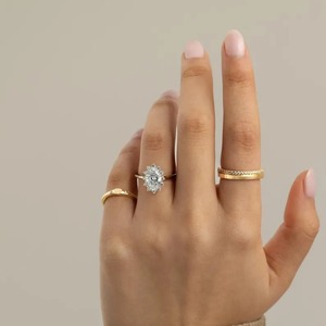 Bague de fiançailles ovale en diamant de laboratoire avec halo, certifiée IGI, en or 18 carats, sertissage cathédrale, pour demande en mariage, tendance, en promotion, D Gleam - Product Image 4