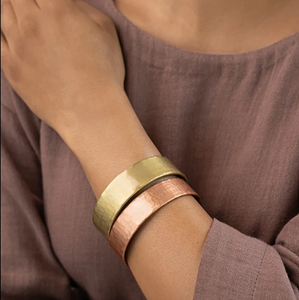 Brazalete Terapéutico Abierto de Cobre Puro y Latón con Diseño Martillado de Dos Tonos, Joyería Metálica de Moda con Diseño Exquisito - Product Image 1