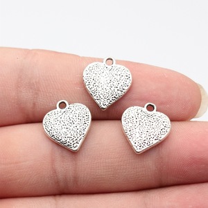 Cœur multicolore en alliage de zinc à pois multicolores pour pendentif breloque pour la fabrication de bijoux DIY (colliers, bracelets, boucles d'oreilles, porte-clés) - Product Image 1