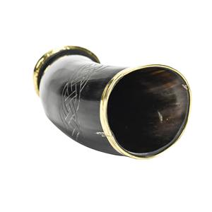 Copas de cuerno vikingas con grabado personalizado de estilo medieval, utilizadas principalmente para bebidas frías como cerveza, hidromiel o mead. - Product Image 2