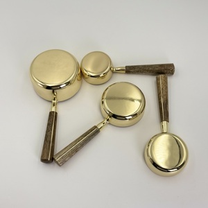 Ensemble professionnel de 4 tasses et cuillères à mesurer en acier inoxydable de luxe, finition PVD dorée avec manche en bois pour la pâtisserie - Product Image 5