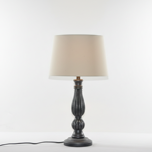 Lámpara de mesa decorativa premium para interiores con una estructura acanalada detallada en un acabado envejecido combinada con un pantalla de luz neutra suave. - Product Image 3