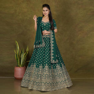 Lehenga Choli con Textura Mose y Bordado Floral Intrincado con Detalle de Dobladillo Festoneado, Conjunto Étnico para Celebraciones Nupciales - Product Image 2