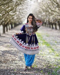 Robe traditionnelle afghane Kuchi pour femmes, brodée à la main avec des appliques en dentelle, robe de mariage formelle afghane Kuchi - Product Image 5
