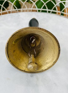 Atractiva Campana de Mano de Latón con Mango de Madera para Regalo, Ceremonias y Gestión de Aulas 2027 Campana de Mano de Latón Resistente - Product Image 6