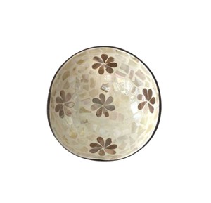 Auténtico trabajo artesanal de incrustaciones de concha en esta taza de coco con nácar, un acento decorativo atemporal para cada habitación. - Product Image 1