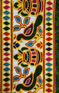 Encaje tradicional Gamthi elaborado con un trabajo de hilo detallado, ideal para la moda étnica y aplicaciones decorativas. - Product Image 2