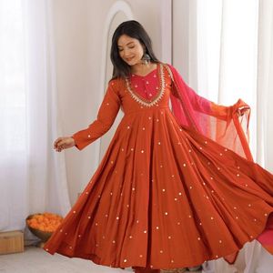 Vestido de seda romana premium con bordado de espejo, pantalón y dupatta con estampado digital de cuadros Kota para fiestas - Product Image 2