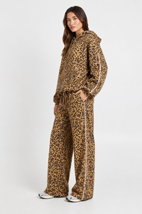 Ensemble de survêtement 2 pièces original pour femme, imprimé léopard, comprenant un sweat à capuche court et un pantalon de jogging décontracté à jambe large et doux pour femme - Product Image 4
