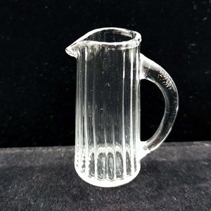 Pichet en verre miniature à l'échelle 1:12 pour la décoration, avec texture côtelée classique, poignée délicate, clarté éclatante - Product Image 1