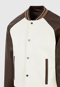 Veste universitaire pour homme, manches en cuir PU, corps crème, bordure marron, style décontracté pour l'automne, col rabattu, fermeture à boutons - Product Image 3