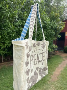 Bolso de lona bordado con motivos de paz, pájaros y corazones, estilo bohemio, bolso de hombro abierto para ir de compras en todas las estaciones - Product Image 3