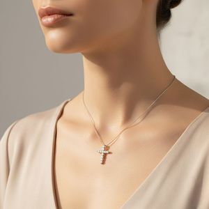 Collar con colgante de cruz con engaste de puntas y corte redondo de 0.90 quilates - Product Image 6