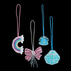 Ensemble d'ornements suspendus de luxe en perles – Arc-en-ciel, nœud scintillant et broderie de coquillages bleus Zari, décoration pour chambre d'enfant et cadeau - Product Image 1