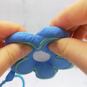 Llavero de felpa azul con flor, colgante de tela suave para llavero, adorno para bolso con cascabel, ideal para regalo y decoración de bolsos. - Product Image 2