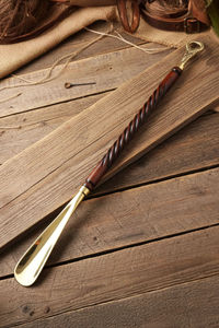 Chausse-pied en bois fait main avec long manche pour seniors - Style ange écologique finition lisse - Product Image 4