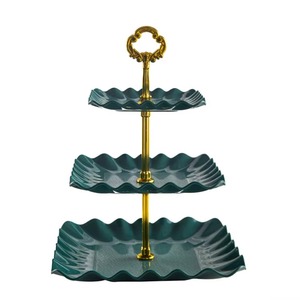 Elegante soporte de cerámica para pasteles con asas metálicas que realza la presentación del pastel de forma hermosa. - Product Image 1