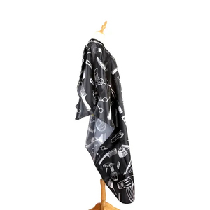 Cape de coiffeur professionnelle confortable et anti-adhésive avec design personnalisable en tissu polyester pour la coupe de cheveux en salon - Product Image 5