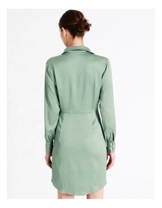Robe en satin élégante et décontractée au look chic, silhouette ajustable, design évasé, écologique, prête pour l'été - Product Image 3