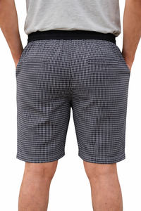 Shorts décontractés à carreaux noirs et blancs pour hommes, tissu léger et respirant en mélange de coton pour un confort estival supérieur - Product Image 3