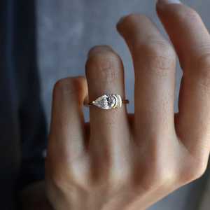 Anillo de banda de oro vermeil con diamante talla pera cultivado en laboratorio, de 14K, para mujer, regalo de compromiso para parejas. - Product Image 1