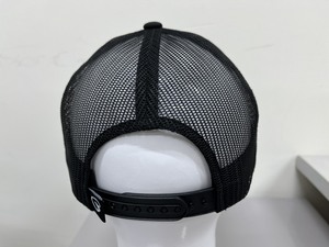 Casquette Trucker 6 Panneaux en Maille Noire avec Patch en Cuir Gaufré, Réglable, Unisexe, Style Décontracté, Fabriquée au Vietnam - Product Image 3