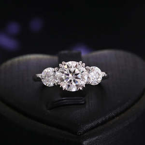 Elegante Anillo de Compromiso y Boda Clásico con Tres Piedras de Moissanita, Plata de Ley 925, Corte Brillante, Bisel Plateado de Lujo - Product Image 4