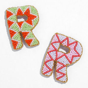 Broches de Letra R Hechos a Mano con Cuentas de Lona y Patrones Geométricos Coloridos para Accesorios Decorativos de Fiesta - Product Image 1
