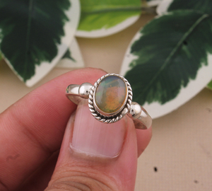 Anillo de Boda Solitario Clásico Boho Delicado Hecho a Mano con Ópalo Ovalado Engastado en Plata de Ley 925 Certificado - Product Image 3