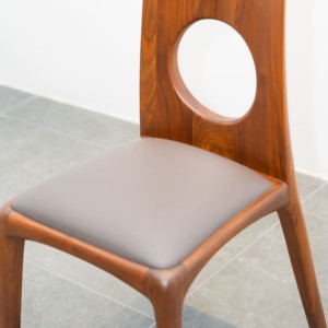 Silla de Comedor Contemporánea de Madera Maciza de Fresno con Acabado en Nogal y Unión de Mortise y Tenon para Cocina y Comedor PISANO - Product Image 1