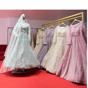 Lehenga de Fiesta en Color Claro con Gran Volumen, Adornos Elaborados y Bordado Completo a Mano en Tela de Red - Product Image 6