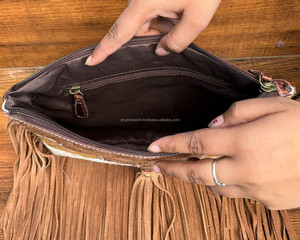 Ensemble de 2 pièces : Sac à bandoulière en cuir véritable fait main avec franges et portefeuille à rabat en cuir de vachette fait main de haute qualité pour femme - Product Image 5