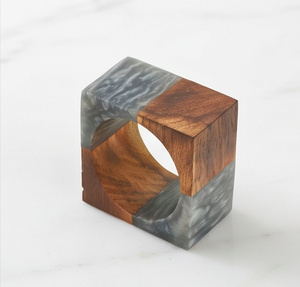 Ronds de serviette carrés modernes en bois avec accents en résine grise pour mariage et décoration de table - Product Image 1