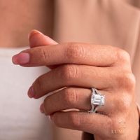 Bague de fiançailles en diamant de laboratoire taille émeraude, sertie pavé intégral, avec tige incurvée fendue et monture en panier à galerie ouverte, bague de mariée de luxe