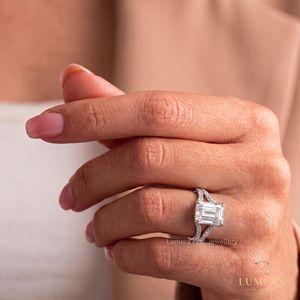 Anillo de compromiso de diamante cultivado en laboratorio con corte esmeralda, pavé completo, tallo curvo dividido con engaste de cesta de galería abierta, anillo nupcial de lujo - Product Image 5