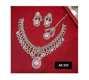 Conjunto de collar y aretes de diseño clásico American Diamond AD con perlas de imitación, joyería nupcial, suministro al por mayor para compradores. - Product Image 3