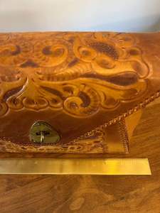 Bolso de Hombro de Cuero Genuino con Diseño Floral, Tallado a Mano, Estilo Occidental, Hecho por Artesanos, con Cierre Impermeable - Product Image 4