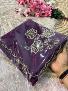 Magnifique sari en tissu de soie Ho doux avec un pallu richement orné de broderies Motiwork et Butta Butti sur tout le sari, offrant un look riche et un travail de découpe Khatli. - Product Image 2