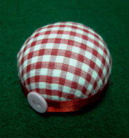 Coussin à épingles pour poignet AA0279 |   Accessoires de couture à la main |    Coussin à épingles rond à carreaux rouges et blancs avec bouton, accessoire de couture