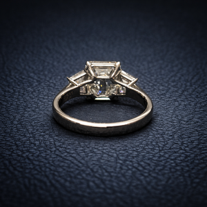 Anillo de Tres Piedras con Corte Esmeralda, Diamante Cultivado en Laboratorio, Chapado en Oro Sólido, Certificado IGI, Anillo de Compromiso y Boda para Mujer, Talla 7US - Product Image 2