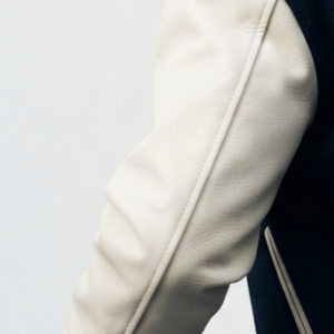 Veste universitaire pour homme, manches en PU crème, logo brodé au dos, col rabattable, fermeture éclair, style preppy, à porter en automne et en hiver - Product Image 6