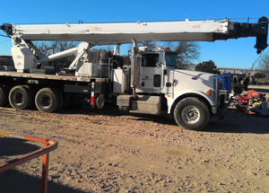 Grue de camion montée sur camion Peterbilt 365 de 2013, modèle AC38-127 de 2012, capacité de levage de 76 000 lb. - Product Image 3