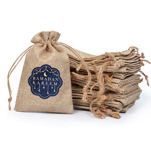 Sac cadeau en toile de jute brun naturel avec fermeture à cordon - Product Image 3