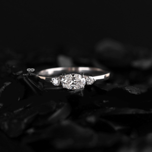 Bague de fiançailles ovale en diamant de laboratoire, or 14 carats, trois pierres, sertissage Muse, cadeaux de mariage, fabricant et fournisseur OEM ODM - Product Image 3